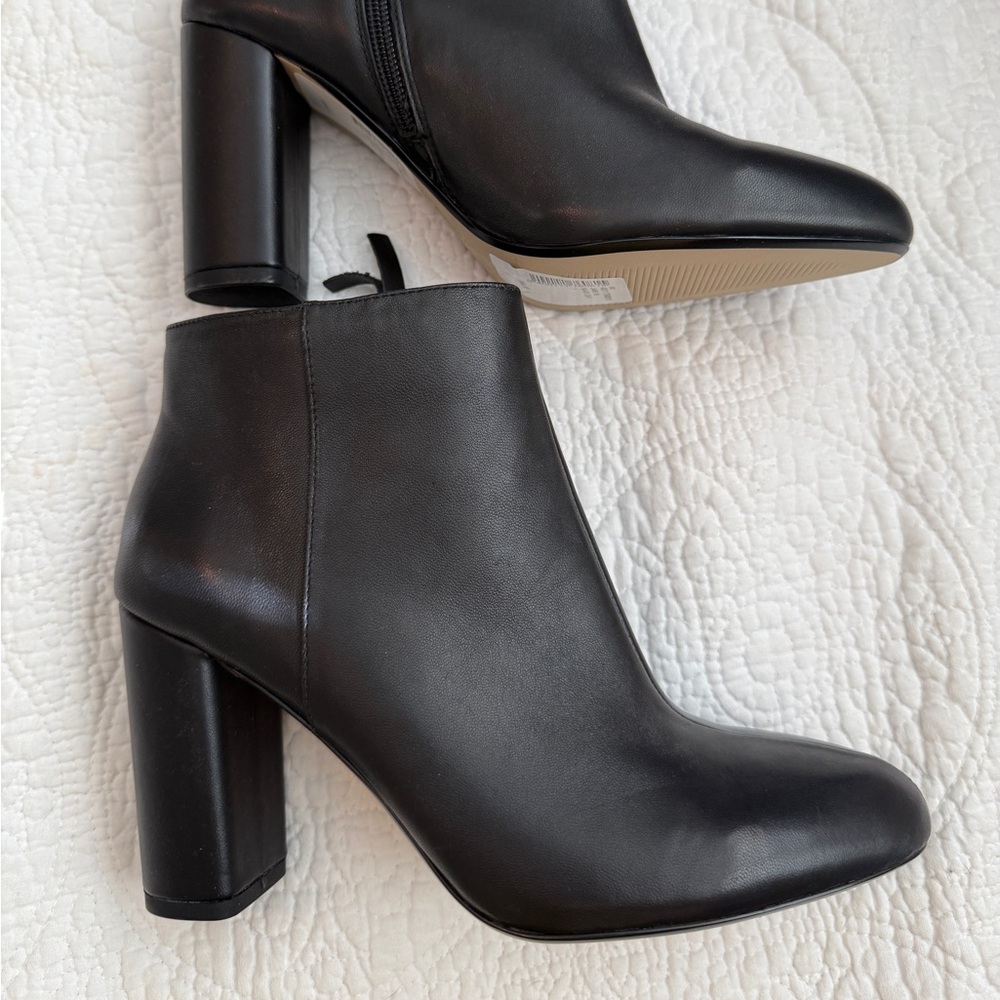 Black Leather Saks Fifth Avenue Ankle Booties. Size 7